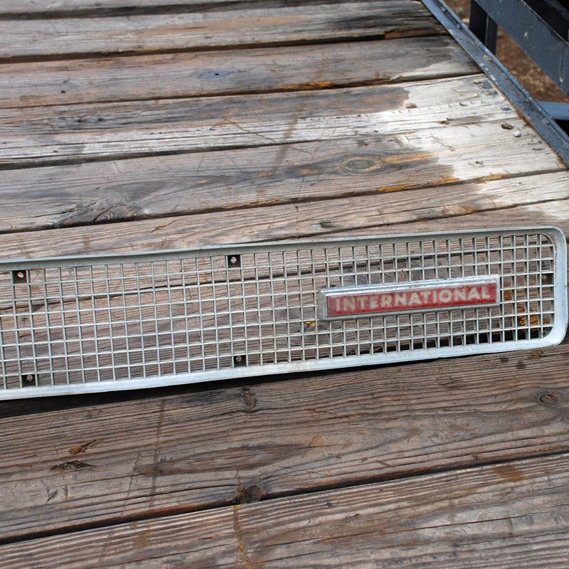 IH International Harvester Travelall 71 70 grille  