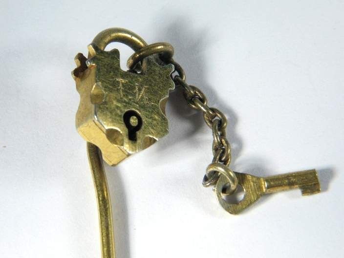 ANTIQUE ENGLISH VICTORIAN GILT PADLOCK & KEY STICKPIN  