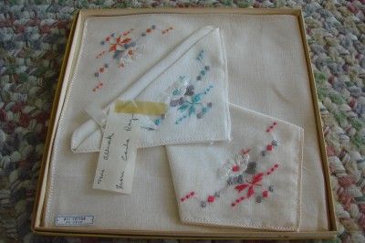 VINTAGE BOXED SET 3 COTTON FLORAL EMBROIDERY HANKIE  