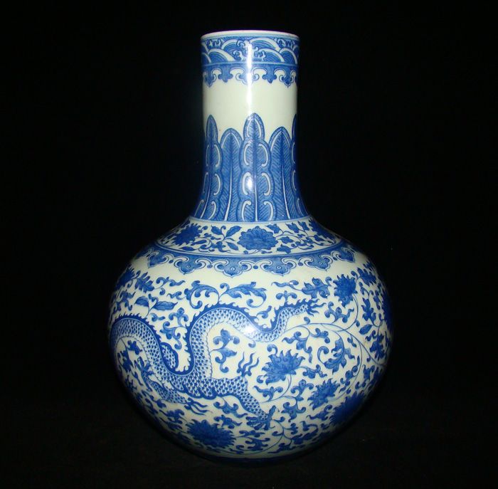 MAGNIFICENT Chinese Blue and White Porcelain Dragon Celestial Vase 