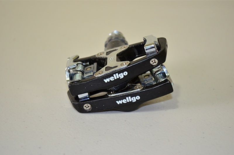 Wellgo R4 SPD R clipless road pedals   black   new, with cleats 