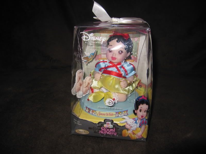 New Brass Key Keepsakes Disneys Snow White Sitting Porcelain Doll 