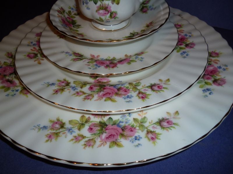 Royal Albert Bone China Moss Rose England 5 Pc Place Setting ^  